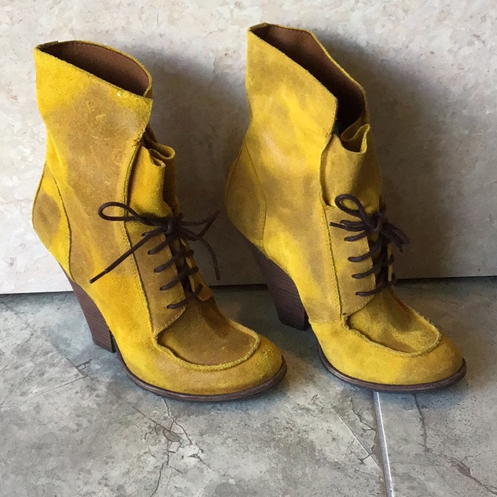 Donald Pliner Premium Suede Bootie 6.5